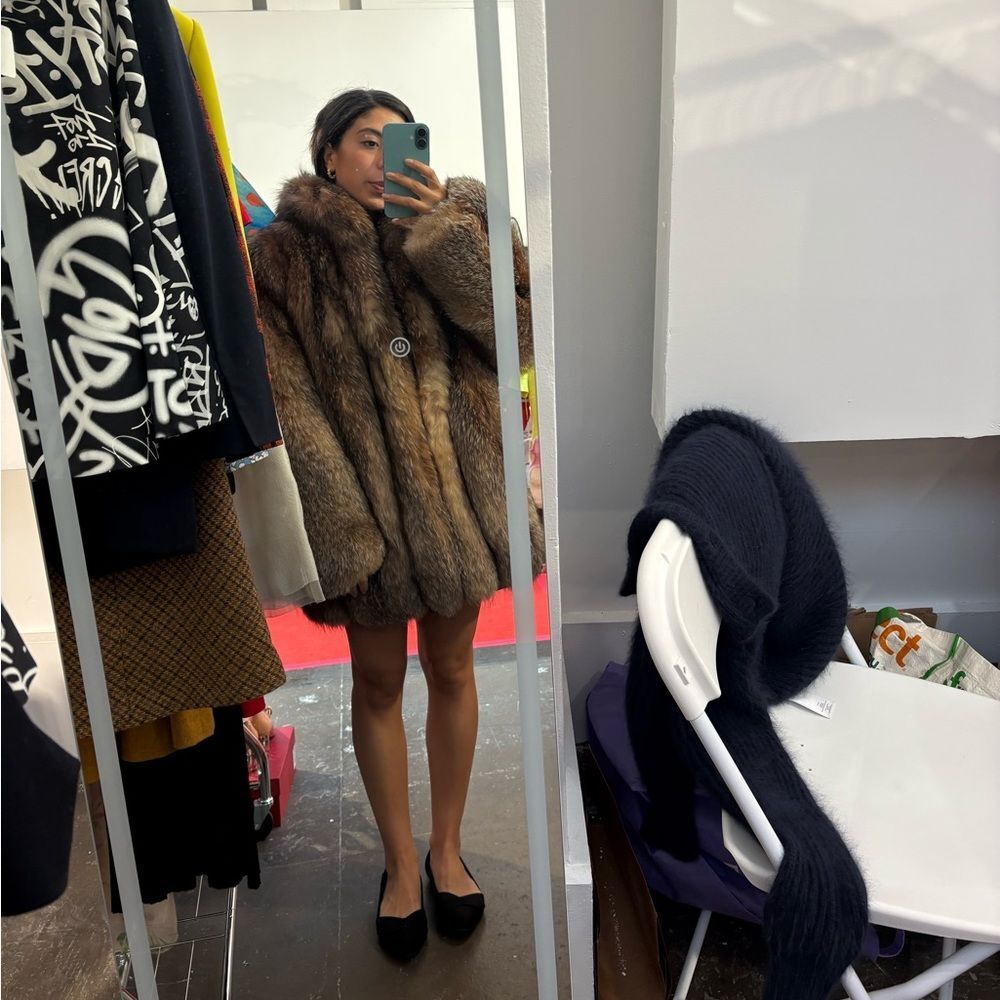 Luxurious Brown Fox Fur Coat - Picture 4 of 6